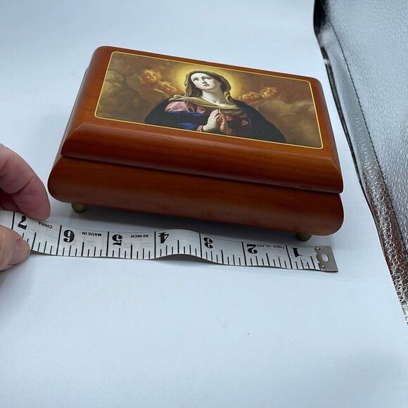 Vintage blessed Virgin Mary music box by Danbury Mint. - Picture 5 of 13